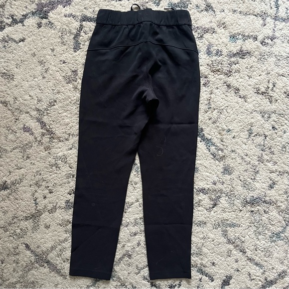 Lululemon On The Fly Pants Woven 27” in Black - Picture 5 of 6